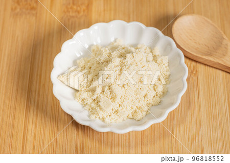 小皿に盛った粉豆腐 96818552