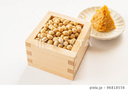 味噌と枡に入った大豆 96818556