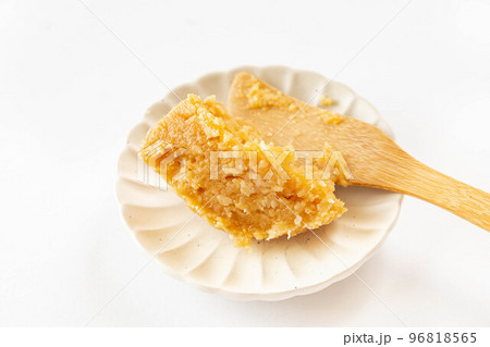 白い皿の味噌と木べら 白い皿の味噌と木べら 96818565