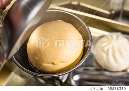 蒸したピザまんの蓋を開ける 96818580