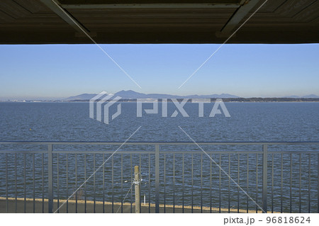 大須賀津農村公園の展望台から霞ヶ浦越しに望む、快晴の筑波山 96818624