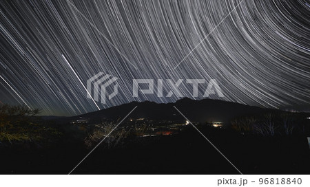 野辺山高原　平沢峠の星空の航跡／長野県南牧村 96818840