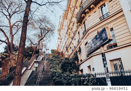 パリ モンマルトルの丘 冬景 パリ モンマルトルの丘 冬景 96819451