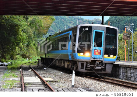 駅に到着する特急南風 96819651