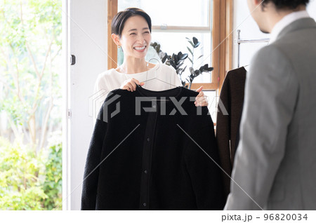 ショッピングでデートをする夫婦やカップルの間違ってはいけない質問「どっちが似合う？」 96820034