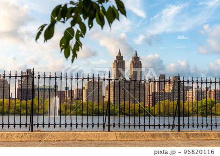 Skyline panorama with Eldorado building and reservoir with fountain in Central Park in midtown Manhattan in New York City 96820116