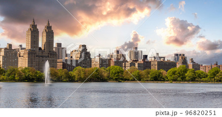 Skyline of New York with Eldorado building and Jacqueline Kennedy reservoir with fountain in Central Park in Upper west side 96820251