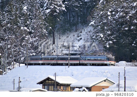 雪山を走る特急ひだ 96820310