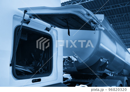 Special vehicle for transporting water and other technical fluids or gas, truck with tank 96820320