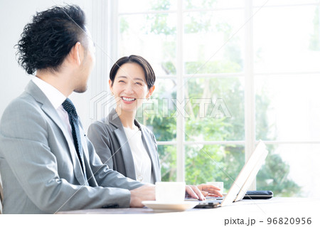 一緒に楽しそうに仕事をするビジネスマンチーム 96820956