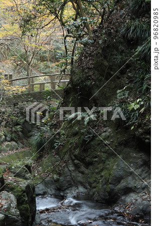 塩川滝から冬の山間部を流れる清流の風景 塩川滝から冬の山間部を流れる清流の風景 96820985