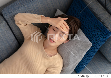 倒れる女性 倒れる女性 96821384