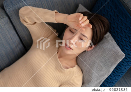 倒れる女性 96821385