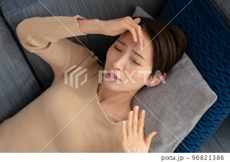 倒れる女性 倒れる女性 96821386