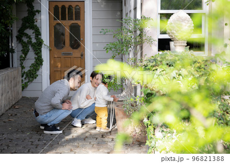 お散歩から帰りたくない幼児と親子のポートレート 96821388