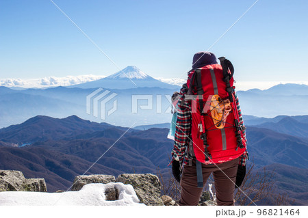 富士山を眺める女性登山者の後ろ姿 富士山を眺める女性登山者の後ろ姿 96821464