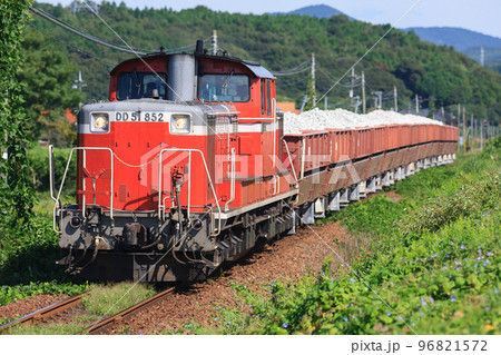 美祢線を走る石灰石貨物列車（JR貨物　DD51形ディーゼル機関車） 96821572