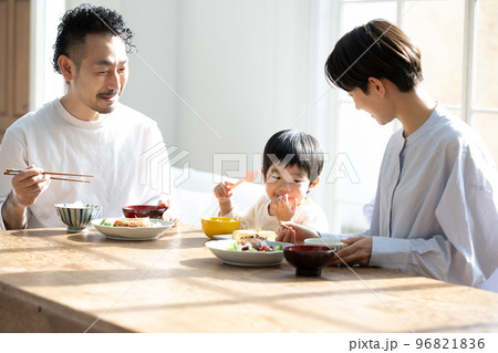 光が美しいご飯が大好きな子どものいる食卓 96821836