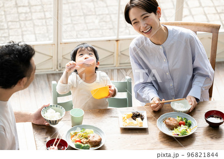 ご飯がメッチャ大好きな子どものいる食卓 ご飯がメッチャ大好きな子どものいる食卓 96821844