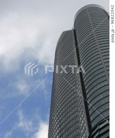 冬空にそびえ立つ六本木ヒルズ 冬空にそびえ立つ六本木ヒルズ 96822042