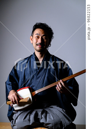 三味線を弾く日本人中年男性 カメラ目線の写真素材 [96822153] - PIXTA