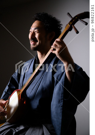 三味線（写真参照に）③ 三味線を弾く日本人中年男性の写真素材 [96822161] - PIXTA