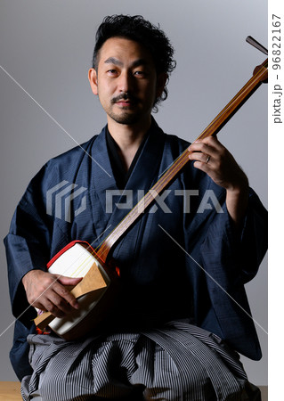 三味線を弾く日本人中年男性 カメラ目線の写真素材 [96822167] - PIXTA