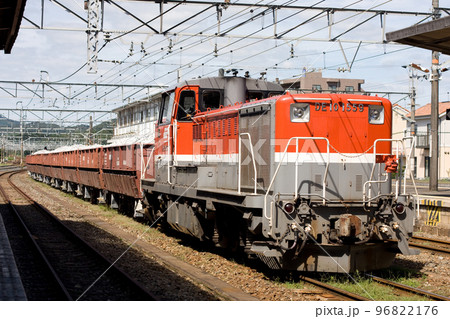 厚狭駅に停車中の石灰石貨物列車(JR貨物 DE10形ディーゼル機関車) 厚狭駅に停車中の石灰石貨物列車(JR貨物 DE10形ディーゼル機関車) 96822176