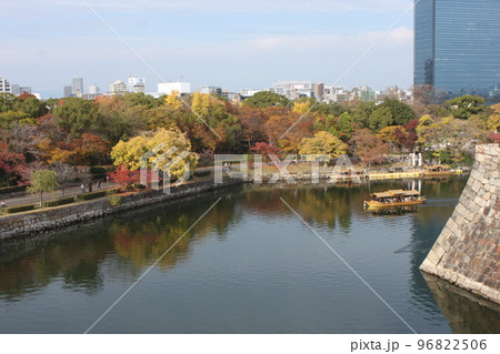 大阪城お堀周辺の紅葉風景と御座船 96822506