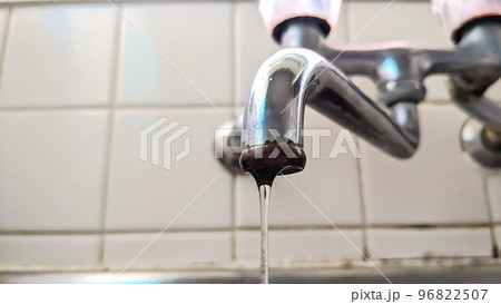 水漏れしている蛇口 96822507