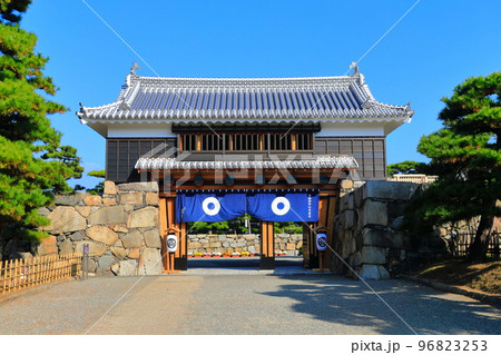 【香川県】晴天下の高松城　桜御門（玉藻公園） 96823253