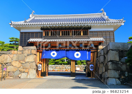 【香川県】晴天下の高松城　桜御門（玉藻公園） 96823254