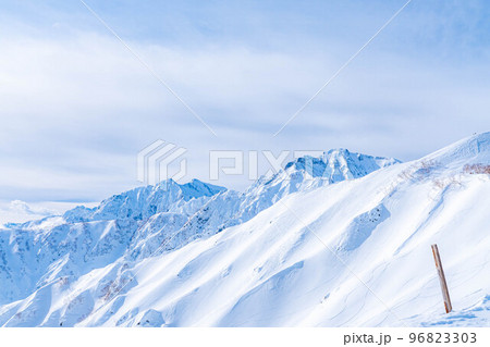 【冬素材】積雪期唐松岳登山風景【長野県】 96823303