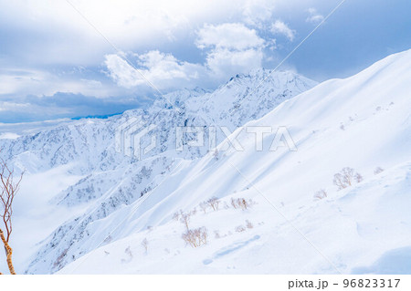 【冬素材】積雪期唐松岳登山風景【長野県】 【冬素材】積雪期唐松岳登山風景【長野県】 96823317