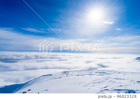 【冬素材】積雪期唐松岳登山風景【長野県】 96823328