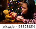 熊の縫いぐるみからクリスマスプレゼントを受け取る子供 96823854