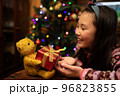 熊の縫いぐるみからクリスマスプレゼントを受け取る子供 96823855
