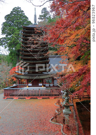 秋の談山神社(十三重塔・奈良県桜井市) 秋の談山神社(十三重塔・奈良県桜井市) 96823967
