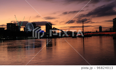 ブリスベンの夕暮れから夜景に変わる前の夕暮れ ブリスベンの夕暮れから夜景に変わる前の夕暮れ 96824013