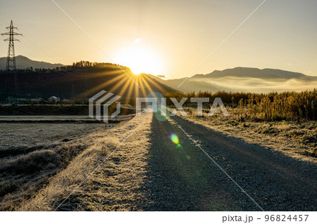 冬の田舎道 96824457