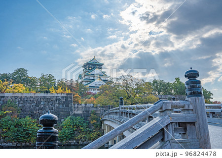 【秋の大阪城公園】大阪城天守閣と極楽橋 96824478