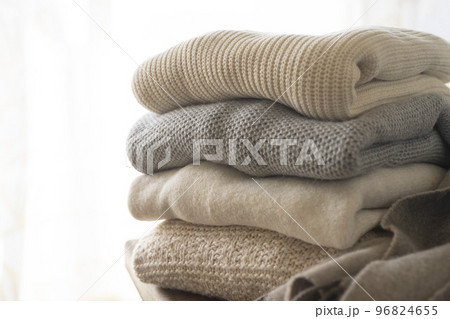 畳んだニット 96824655