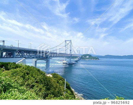 【兵庫】淡路島の道の駅うずしおから見た大鳴門橋 96825692