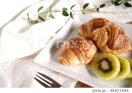 ミニクロワッサンとキウイの朝ご飯 96825886