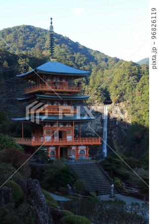 青岸渡寺から望む那智御瀧（熊野那智大社の別宮、飛瀧神社の御神体） 96826119