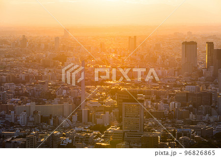 夕焼けに染まる東京都渋谷区方面の都市風景 96826865