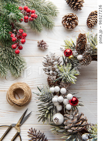 Prepare for Christmas, creative craft wreath.の写真素材 [96827236