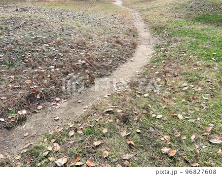 土の散歩道の風景03 96827608