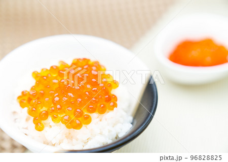 ご飯にかけたイクラの醤油漬け 96828825