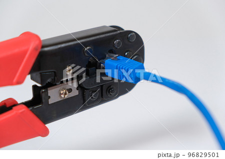 The computer master crimps the connection of the Vlan connector with a special tool crimper. The computer master crimps the connection of the Vlan connector with a special tool crimper. 96829501